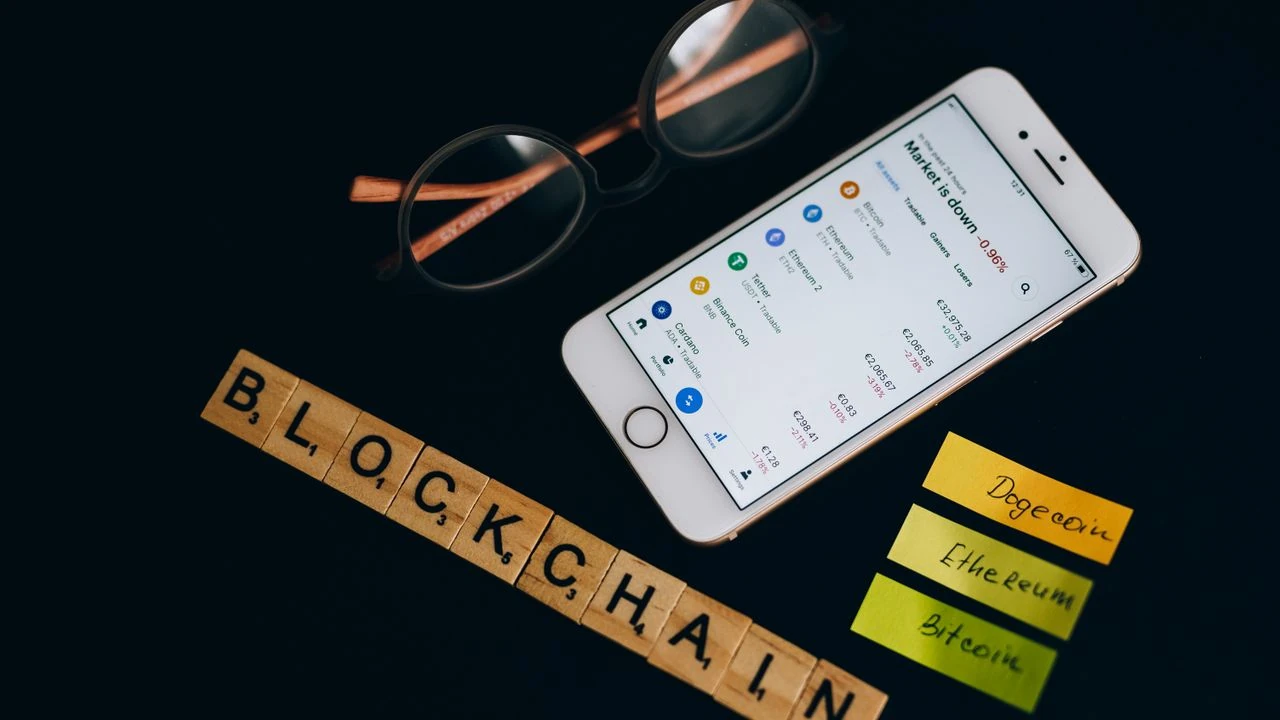 Why I Ignore the $9,000 Token That Appeared in My Wallet